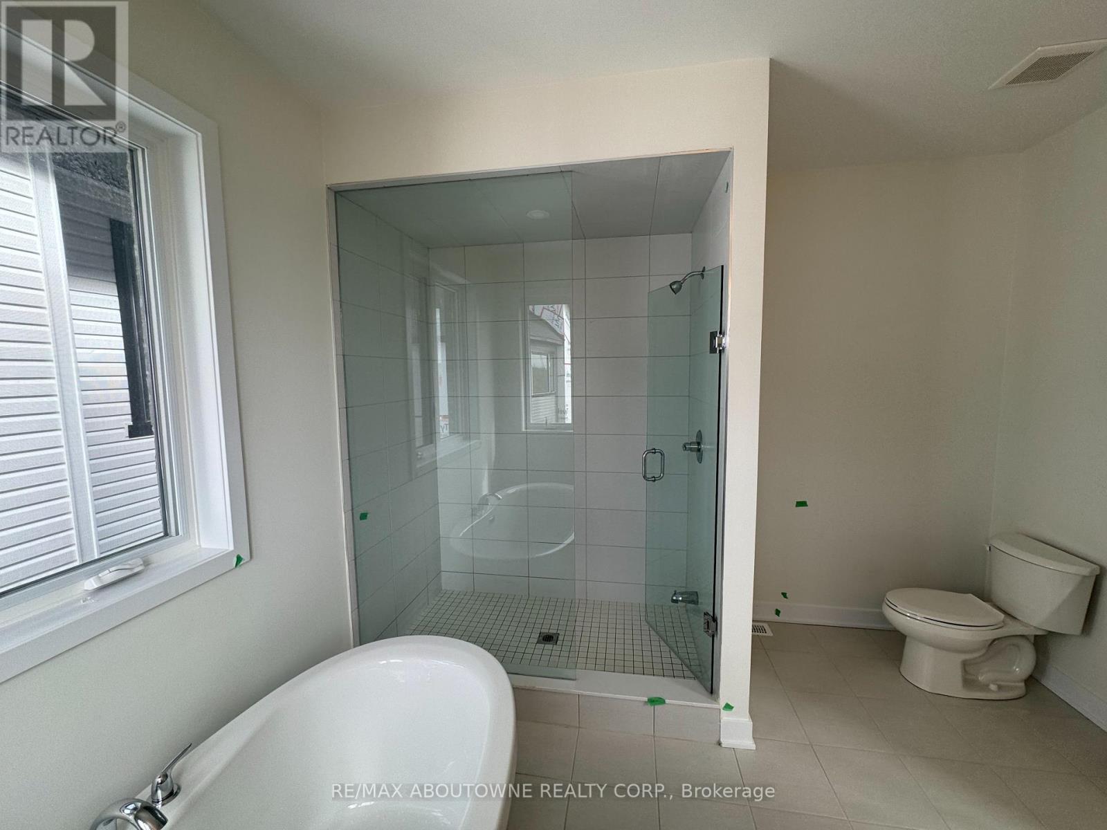 1043 Thompson Drive, Oshawa, ON - Indoor Photo Showing Bathroom