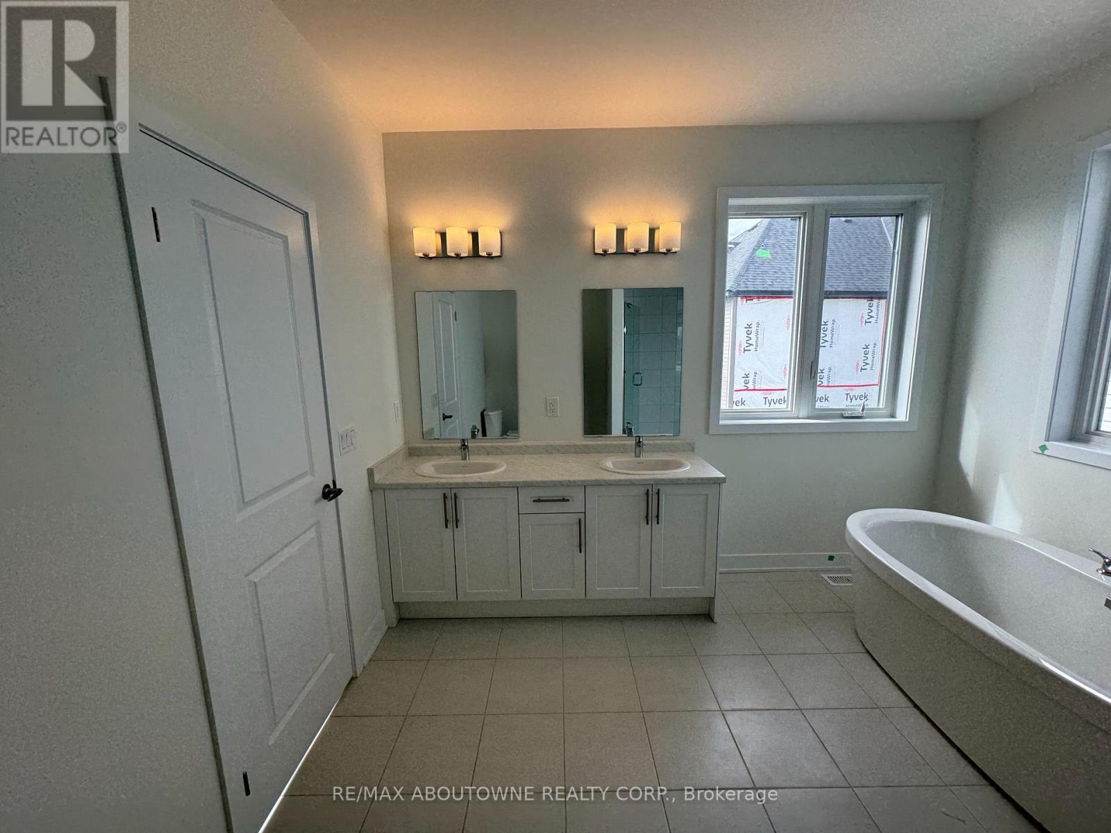 1043 Thompson Drive, Oshawa, ON - Indoor Photo Showing Bathroom