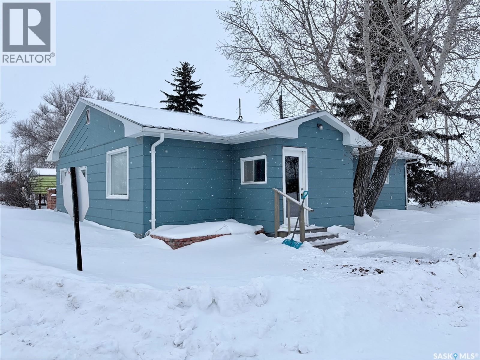 202 Saskatchewan Avenue, Liberty, SK - Outdoor