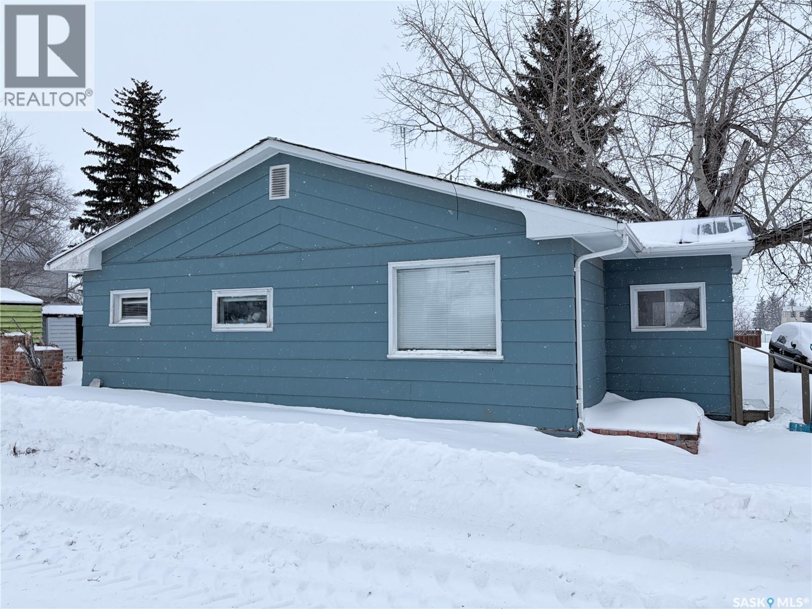 202 Saskatchewan Avenue, Liberty, SK - Outdoor