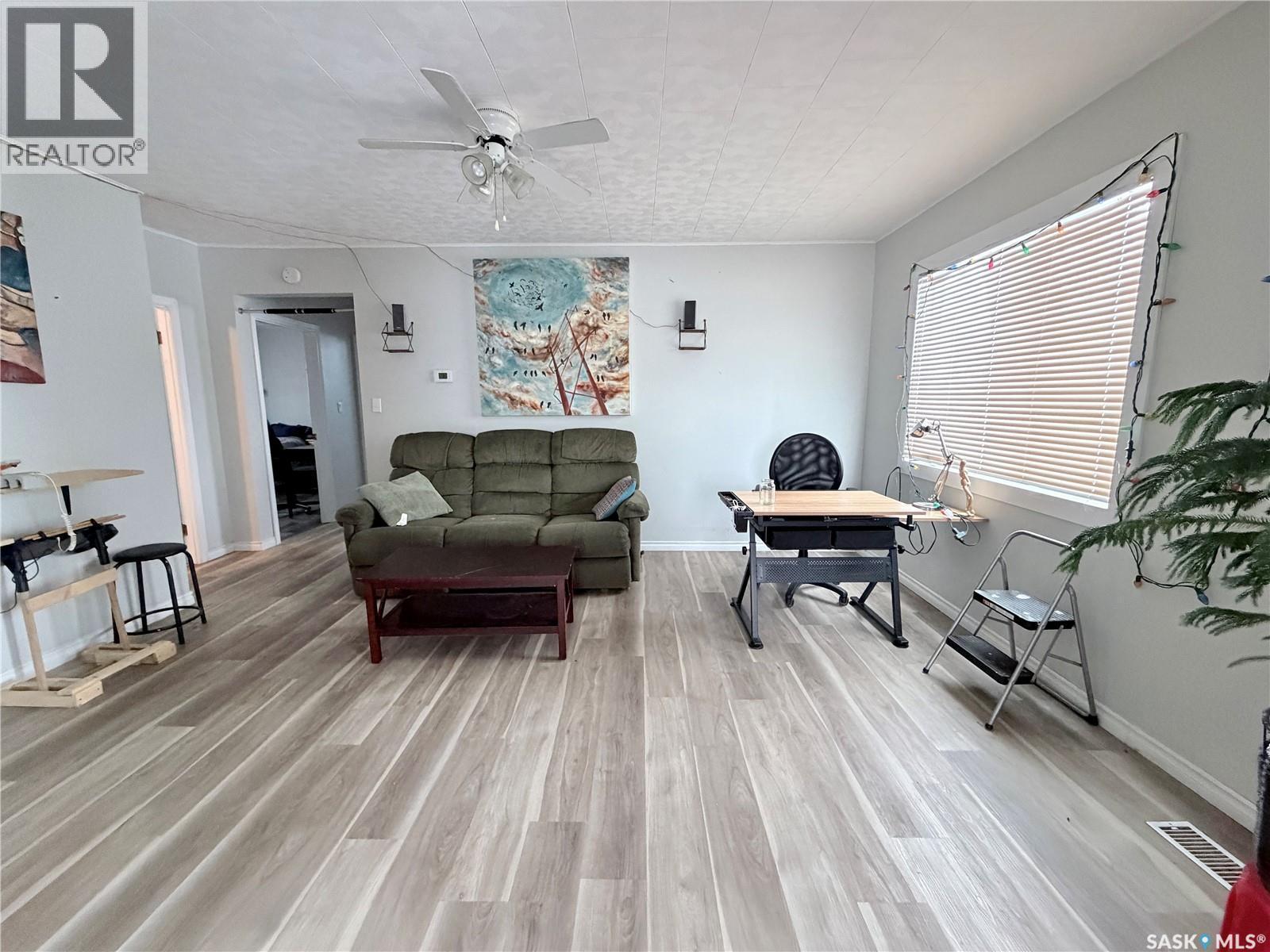 202 Saskatchewan Avenue, Liberty, SK - Indoor Photo Showing Living Room