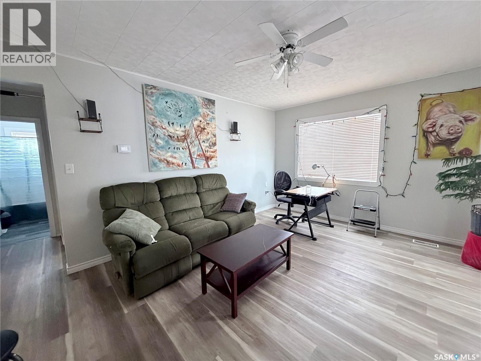 202 Saskatchewan Avenue, Liberty, SK - Indoor Photo Showing Living Room