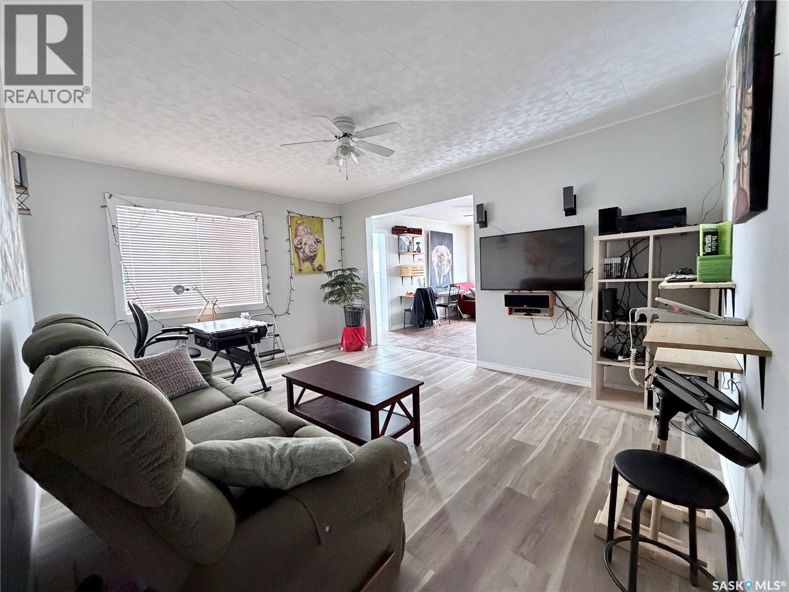 202 Saskatchewan Avenue, Liberty, SK - Indoor