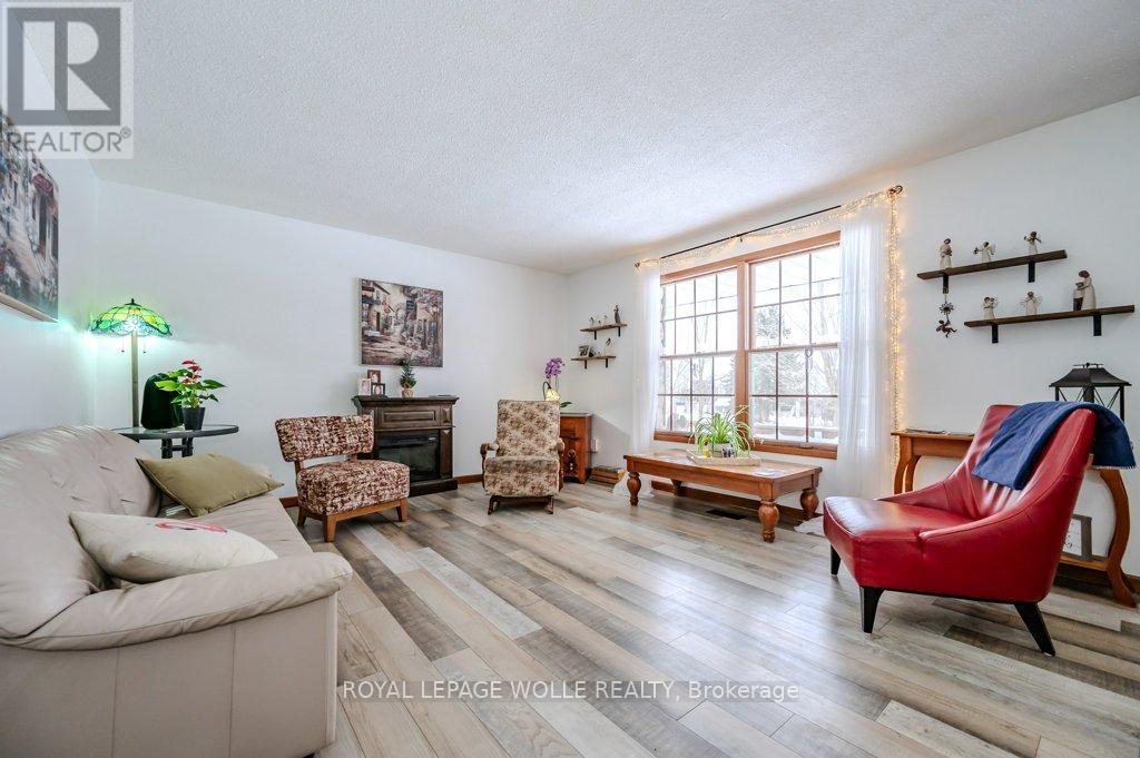 39 Bannockburn Road, Kitchener, ON - Indoor Photo Showing Living Room