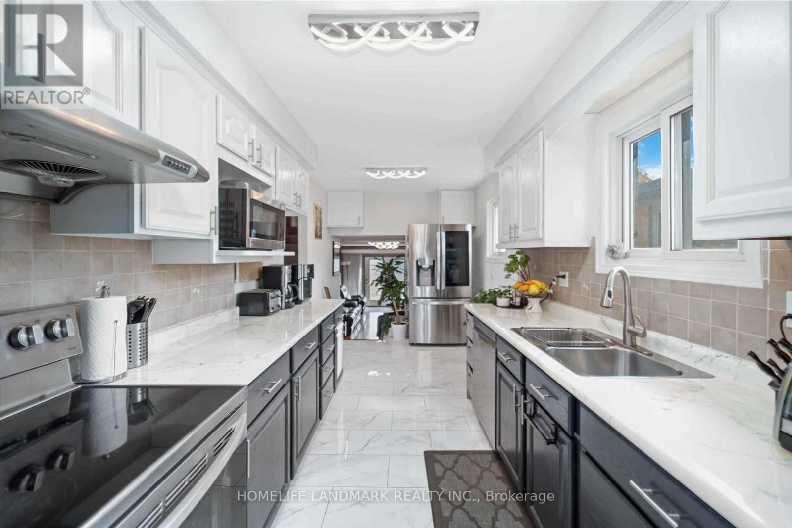 2797 Windjammer Road, Mississauga, ON - Indoor Photo Showing Kitchen With Double Sink With Upgraded Kitchen