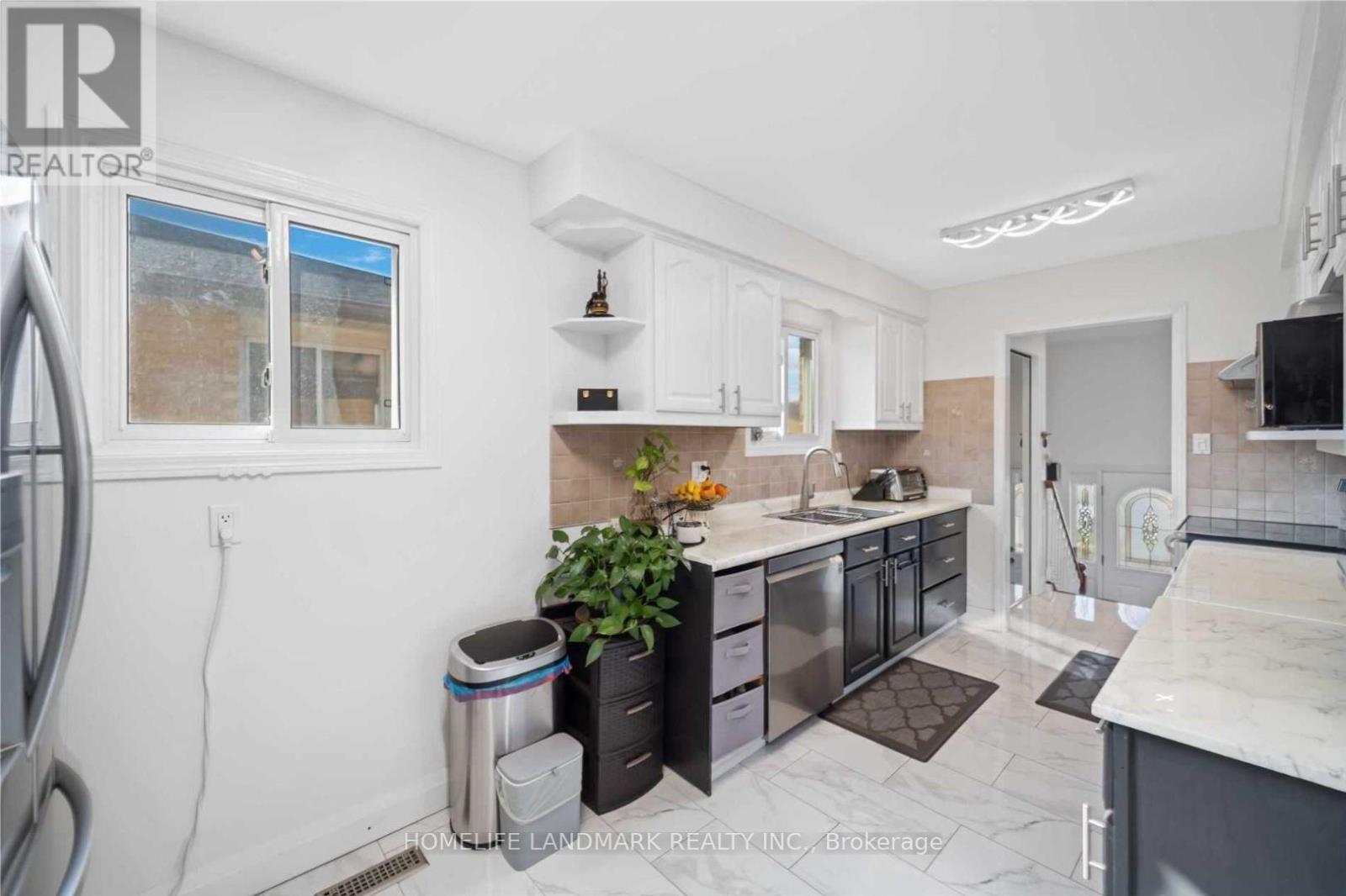 2797 Windjammer Road, Mississauga, ON - Indoor Photo Showing Kitchen