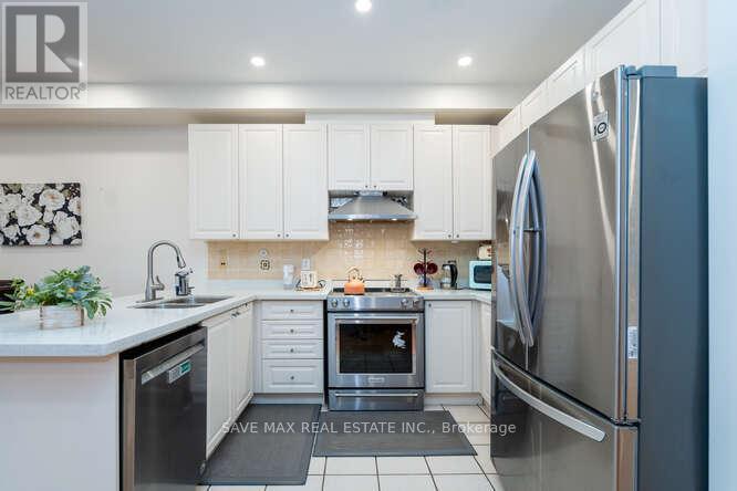3452 Eglinton Avenue W, Mississauga, ON - Indoor Photo Showing Kitchen