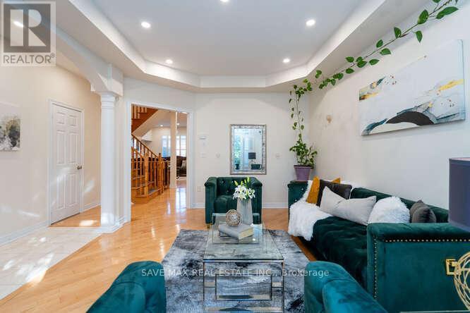 3452 Eglinton Avenue W, Mississauga, ON - Indoor Photo Showing Living Room