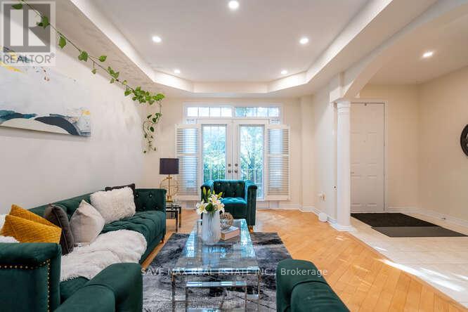 3452 Eglinton Avenue W, Mississauga, ON - Indoor Photo Showing Living Room