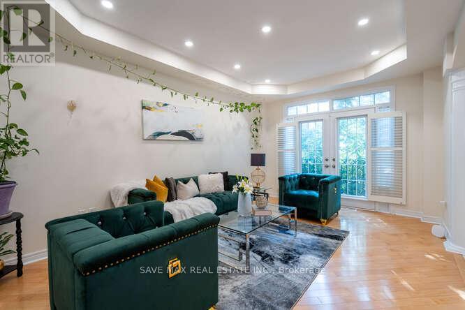 3452 Eglinton Avenue W, Mississauga, ON - Indoor Photo Showing Living Room