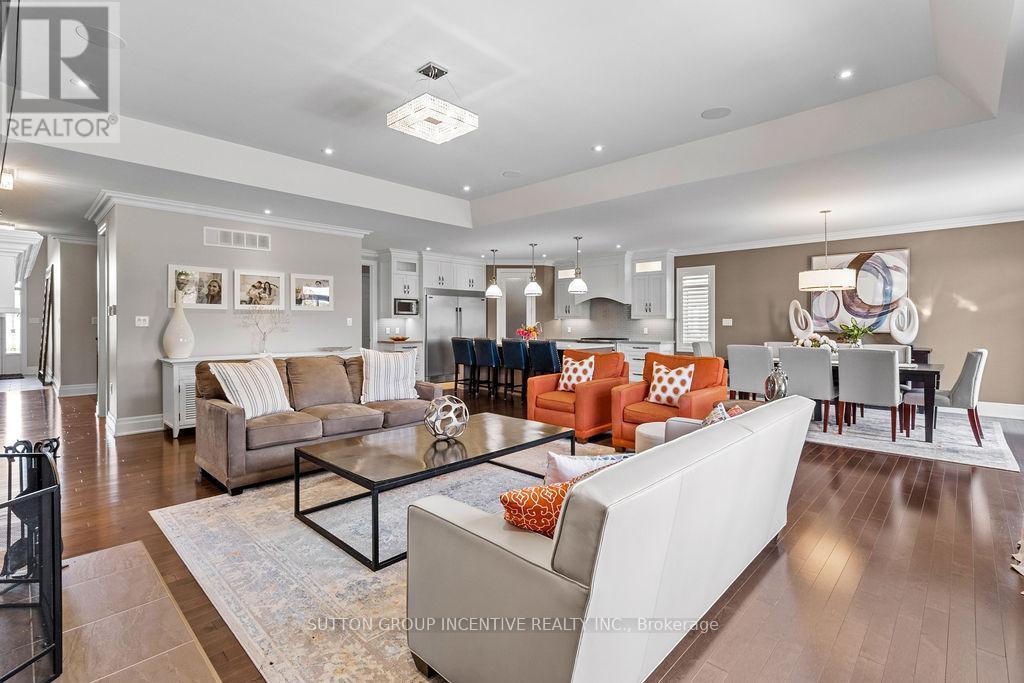 327 Sunnybrae Avenue, Innisfil, ON - Indoor Photo Showing Living Room