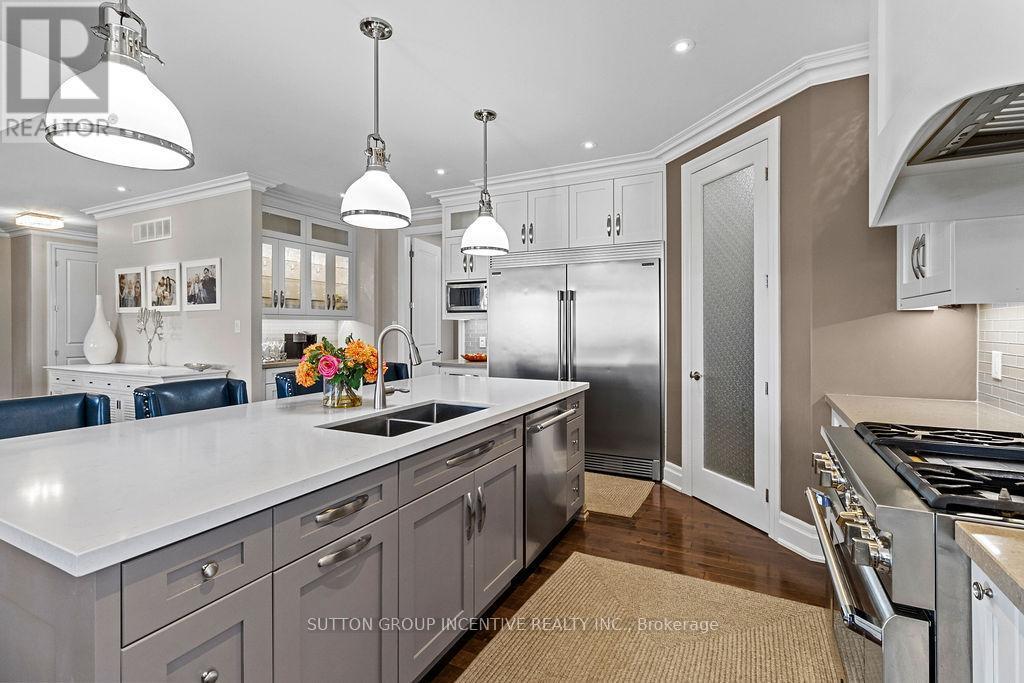 327 Sunnybrae Avenue, Innisfil, ON - Indoor Photo Showing Kitchen With Stainless Steel Kitchen With Double Sink With Upgraded Kitchen
