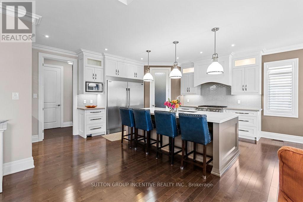 327 Sunnybrae Avenue, Innisfil, ON - Indoor Photo Showing Kitchen With Upgraded Kitchen
