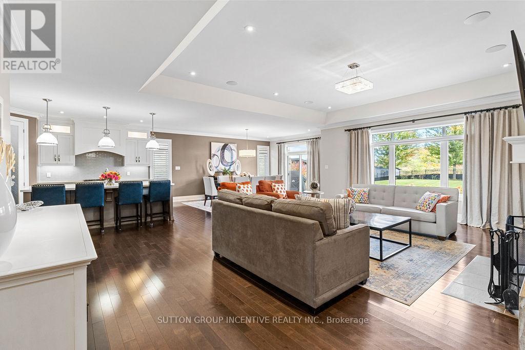 327 Sunnybrae Avenue, Innisfil, ON - Indoor Photo Showing Living Room