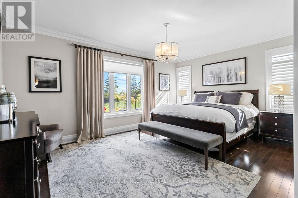 327 Sunnybrae Avenue, Innisfil, ON - Indoor Photo Showing Bedroom