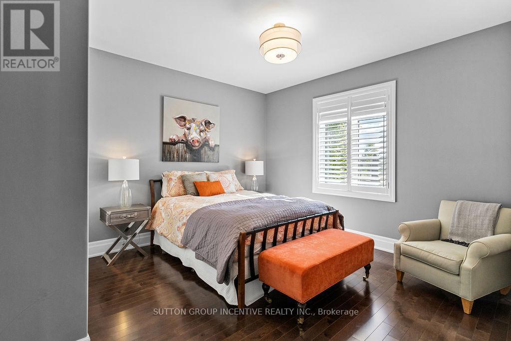 327 Sunnybrae Avenue, Innisfil, ON - Indoor Photo Showing Bedroom