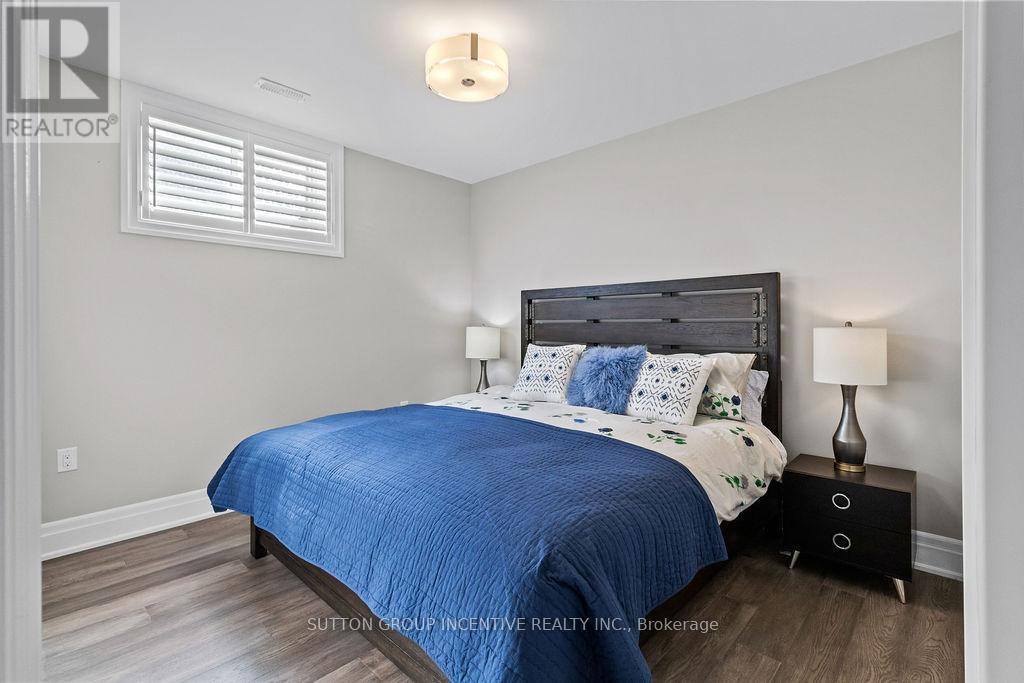 327 Sunnybrae Avenue, Innisfil, ON - Indoor Photo Showing Bedroom