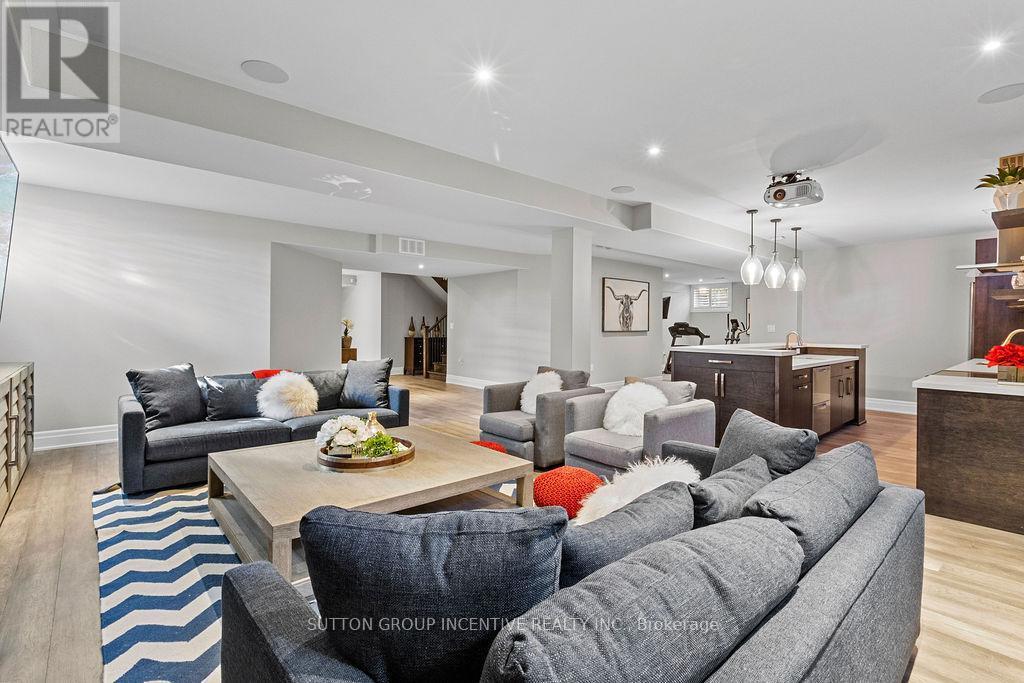 327 Sunnybrae Avenue, Innisfil, ON - Indoor Photo Showing Living Room