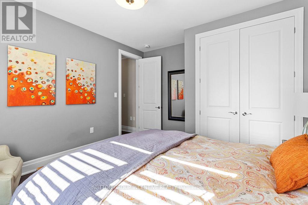 327 Sunnybrae Avenue, Innisfil, ON - Indoor Photo Showing Bedroom