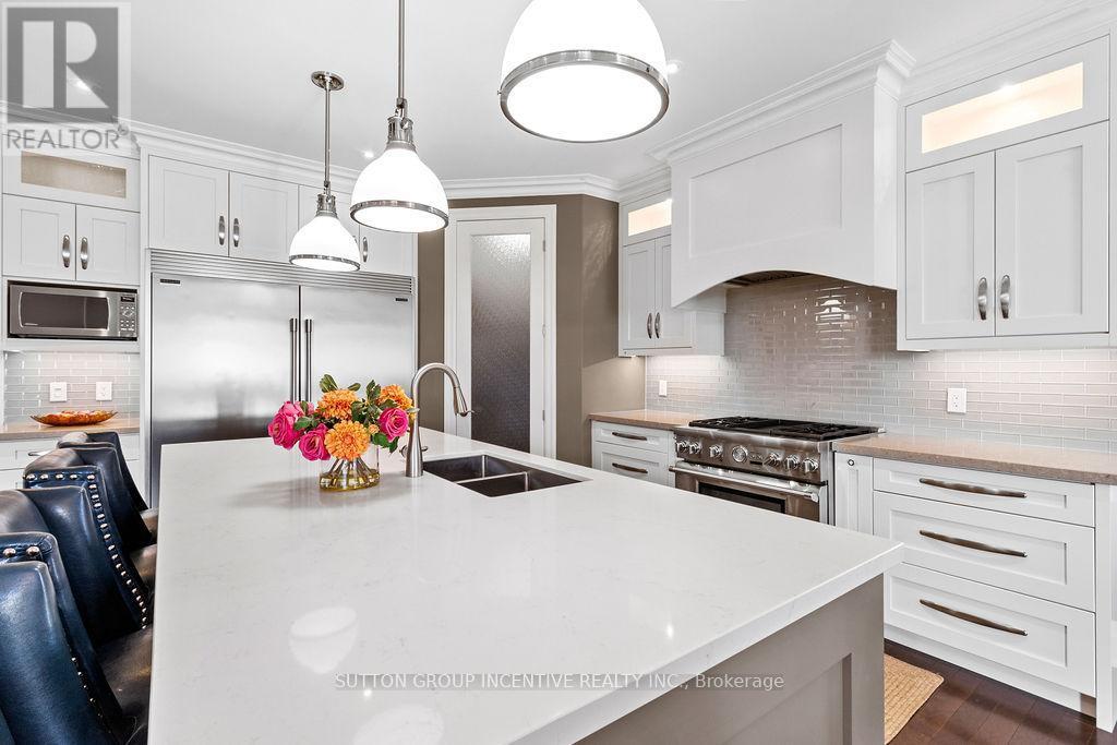 327 Sunnybrae Avenue, Innisfil, ON - Indoor Photo Showing Kitchen With Stainless Steel Kitchen With Double Sink With Upgraded Kitchen