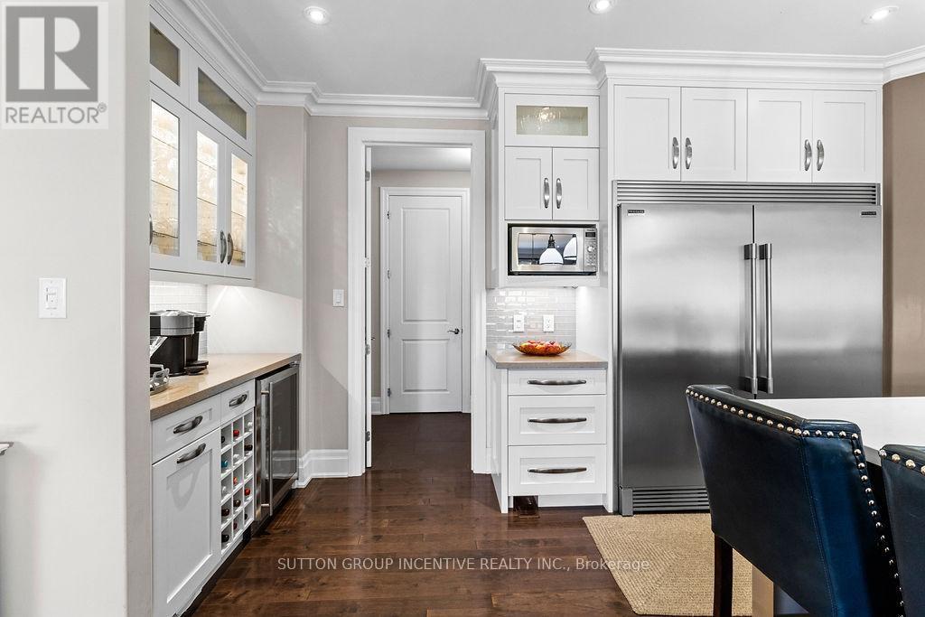 327 Sunnybrae Avenue, Innisfil, ON - Indoor Photo Showing Kitchen With Upgraded Kitchen