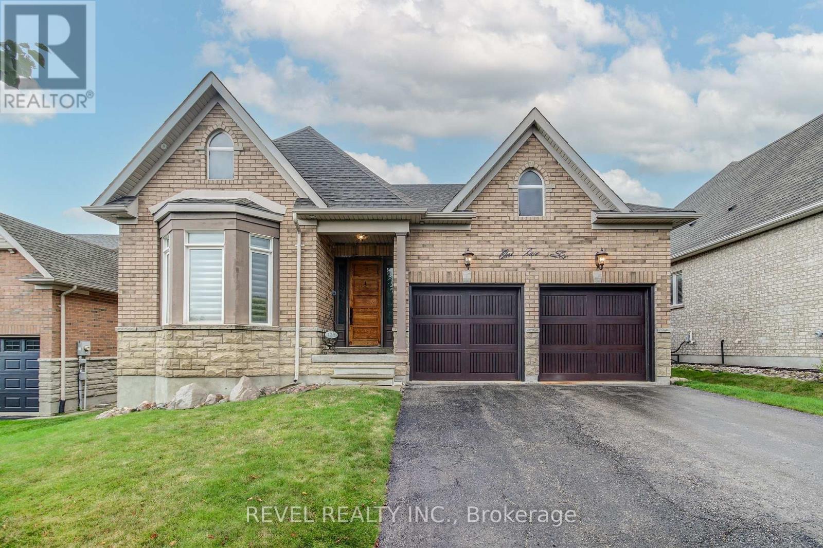 126 Aberfoyle Mill Crescent, Puslinch, ON - Outdoor With Facade