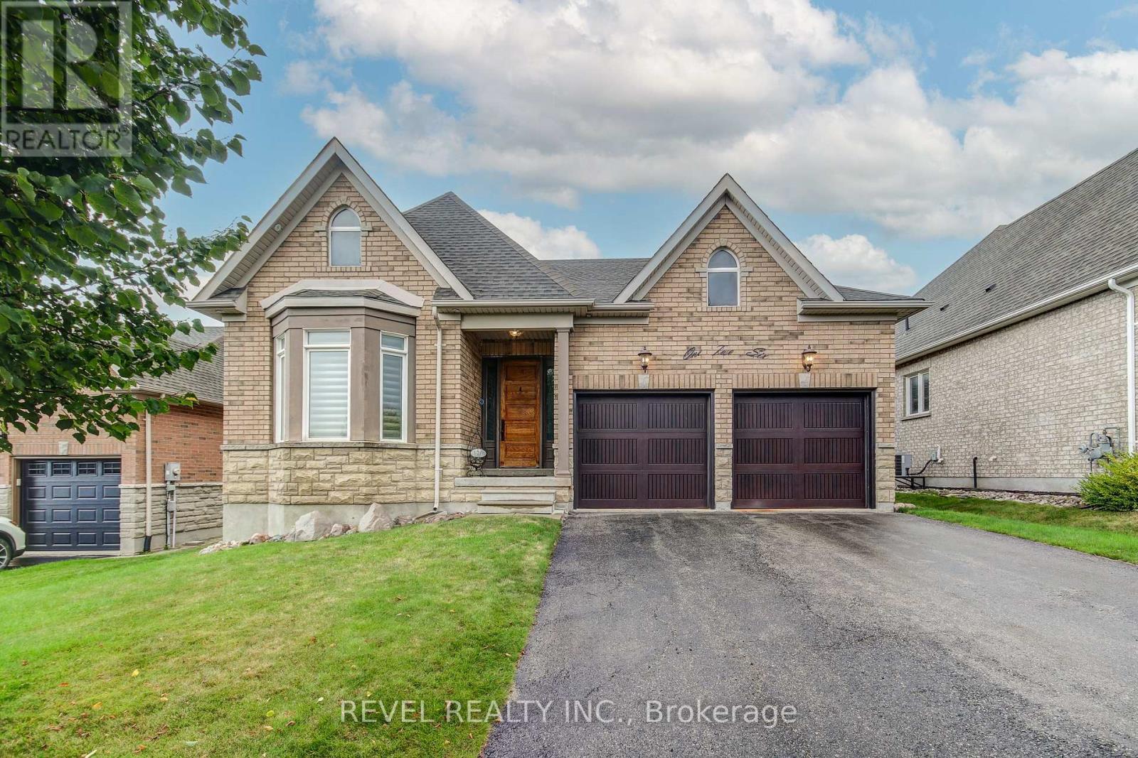 126 Aberfoyle Mill Crescent, Puslinch, ON - Outdoor With Facade