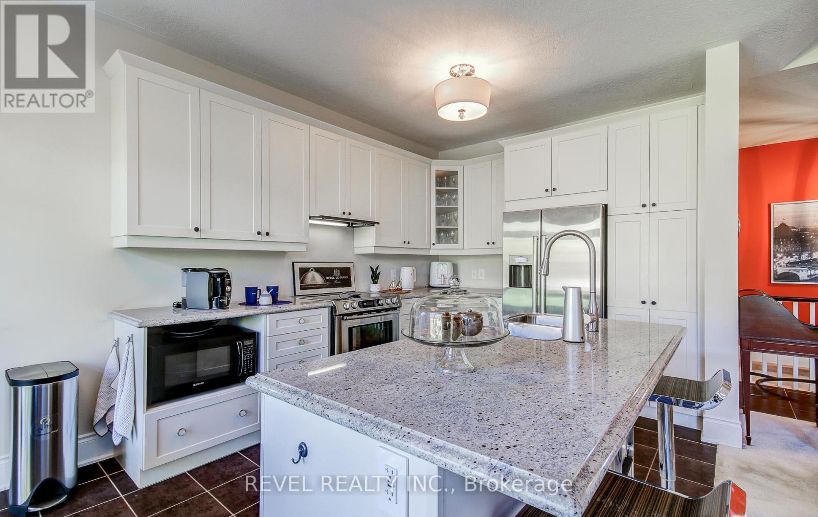 126 Aberfoyle Mill Crescent, Puslinch, ON - Indoor Photo Showing Kitchen With Upgraded Kitchen