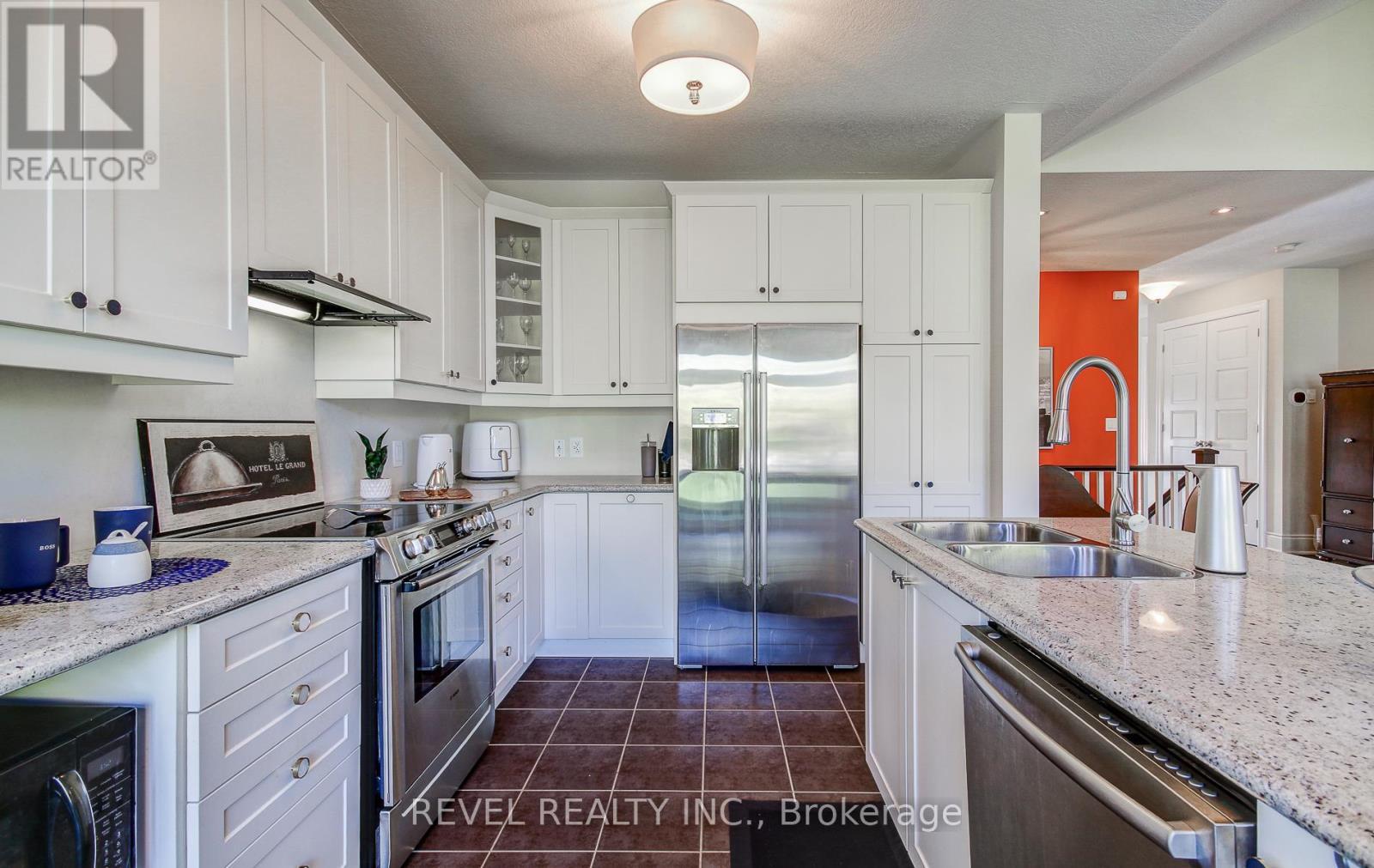 126 Aberfoyle Mill Crescent, Puslinch, ON - Indoor Photo Showing Kitchen With Double Sink With Upgraded Kitchen