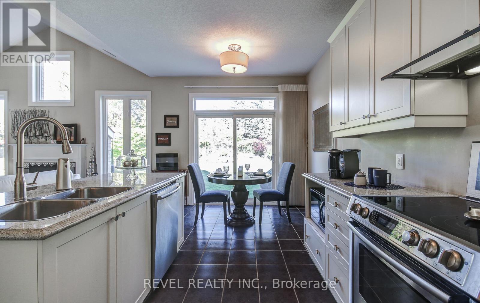 126 Aberfoyle Mill Crescent, Puslinch, ON - Indoor Photo Showing Kitchen With Double Sink With Upgraded Kitchen