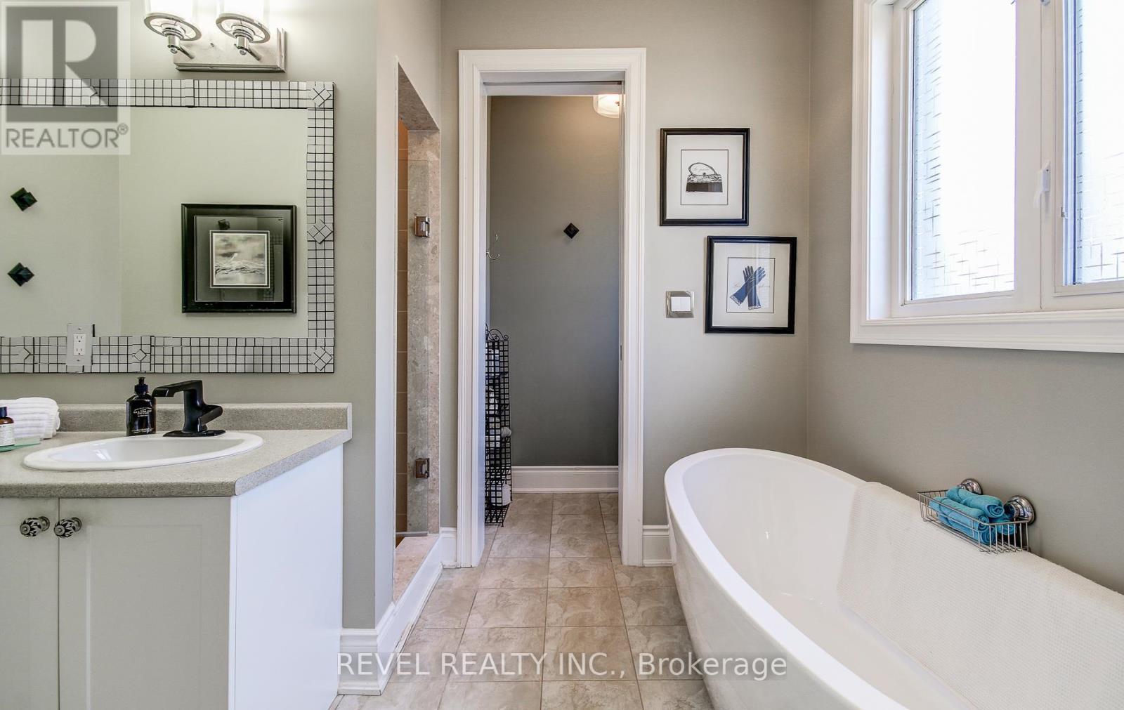 126 Aberfoyle Mill Crescent, Puslinch, ON - Indoor Photo Showing Bathroom