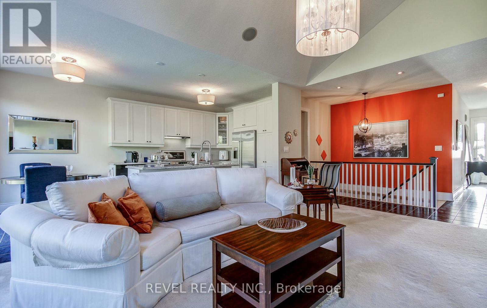 126 Aberfoyle Mill Crescent, Puslinch, ON - Indoor Photo Showing Living Room