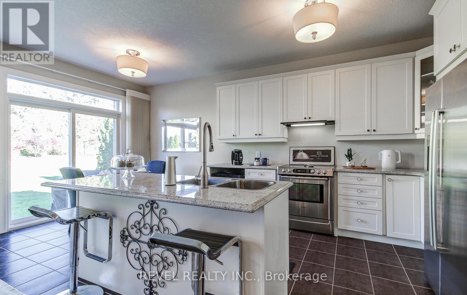 126 Aberfoyle Mill Crescent, Puslinch, ON - Indoor Photo Showing Kitchen