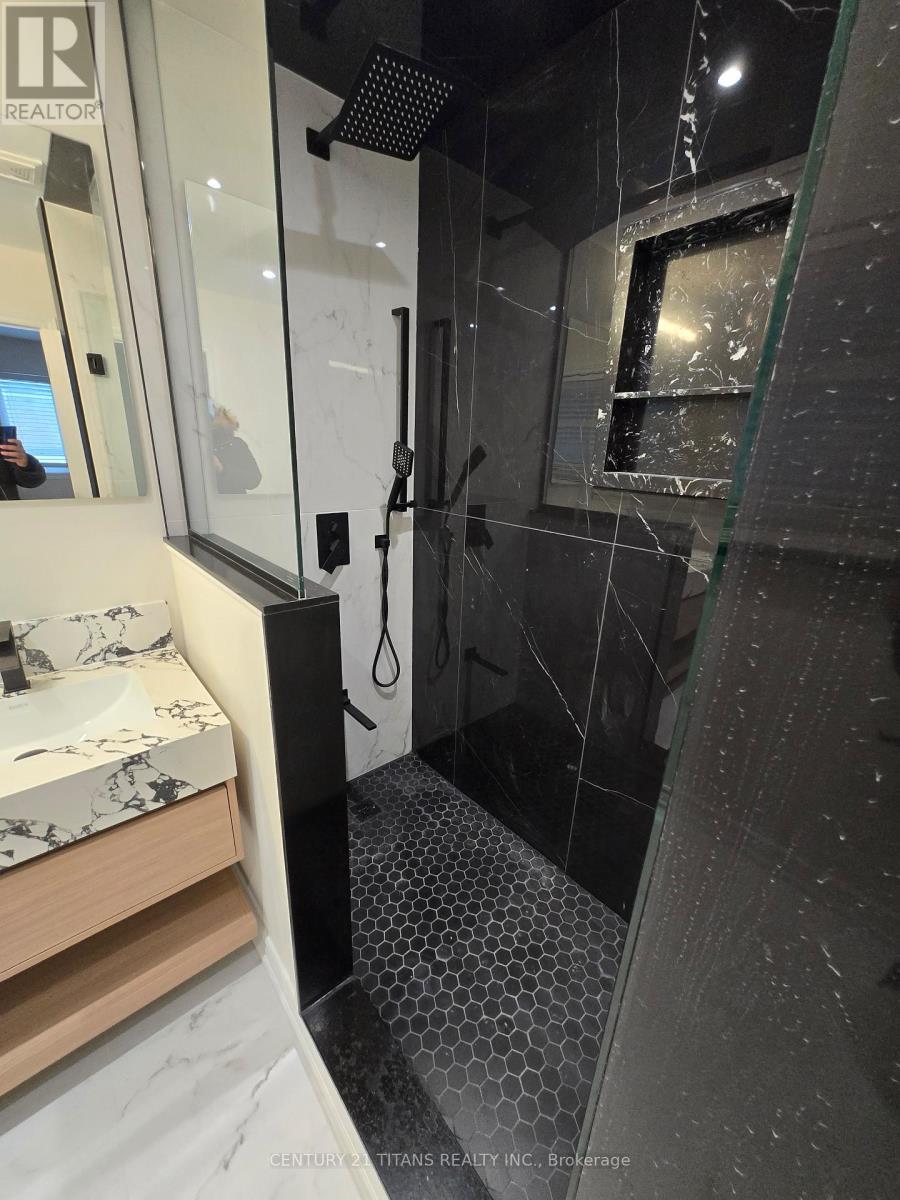 10 Willow Landing, Markham, ON - Indoor Photo Showing Other Room