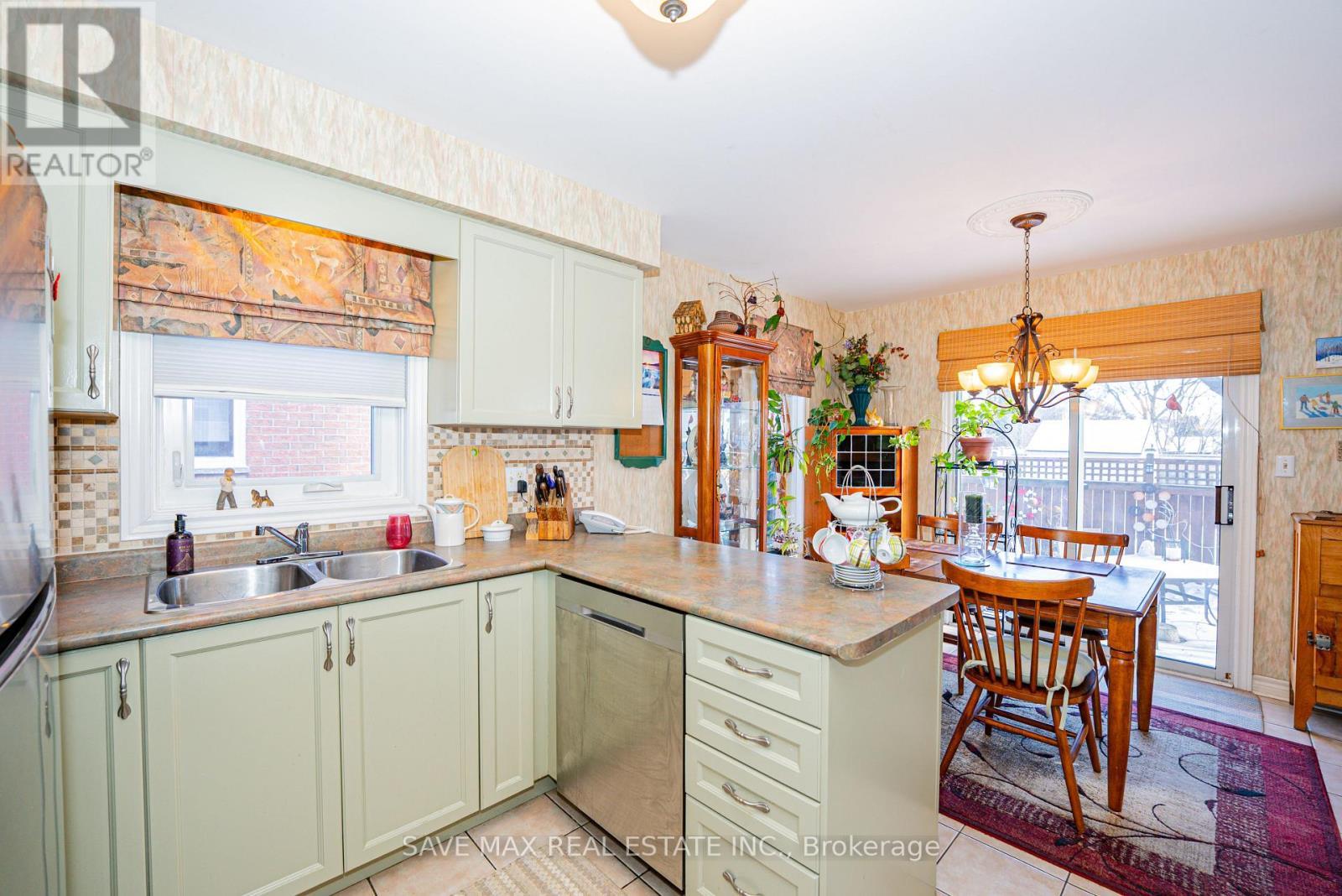 13 Pressed Brick Drive, Brampton, ON - Indoor Photo Showing Kitchen With Double Sink