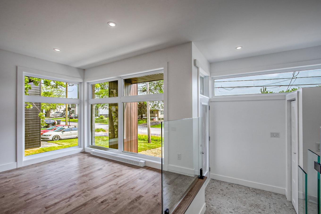 Hall d'entrée/Vestibule - 145 Rue Mignonne, Saint-Jean-Sur-Richelieu, QC - Indoor Photo Showing Other Room