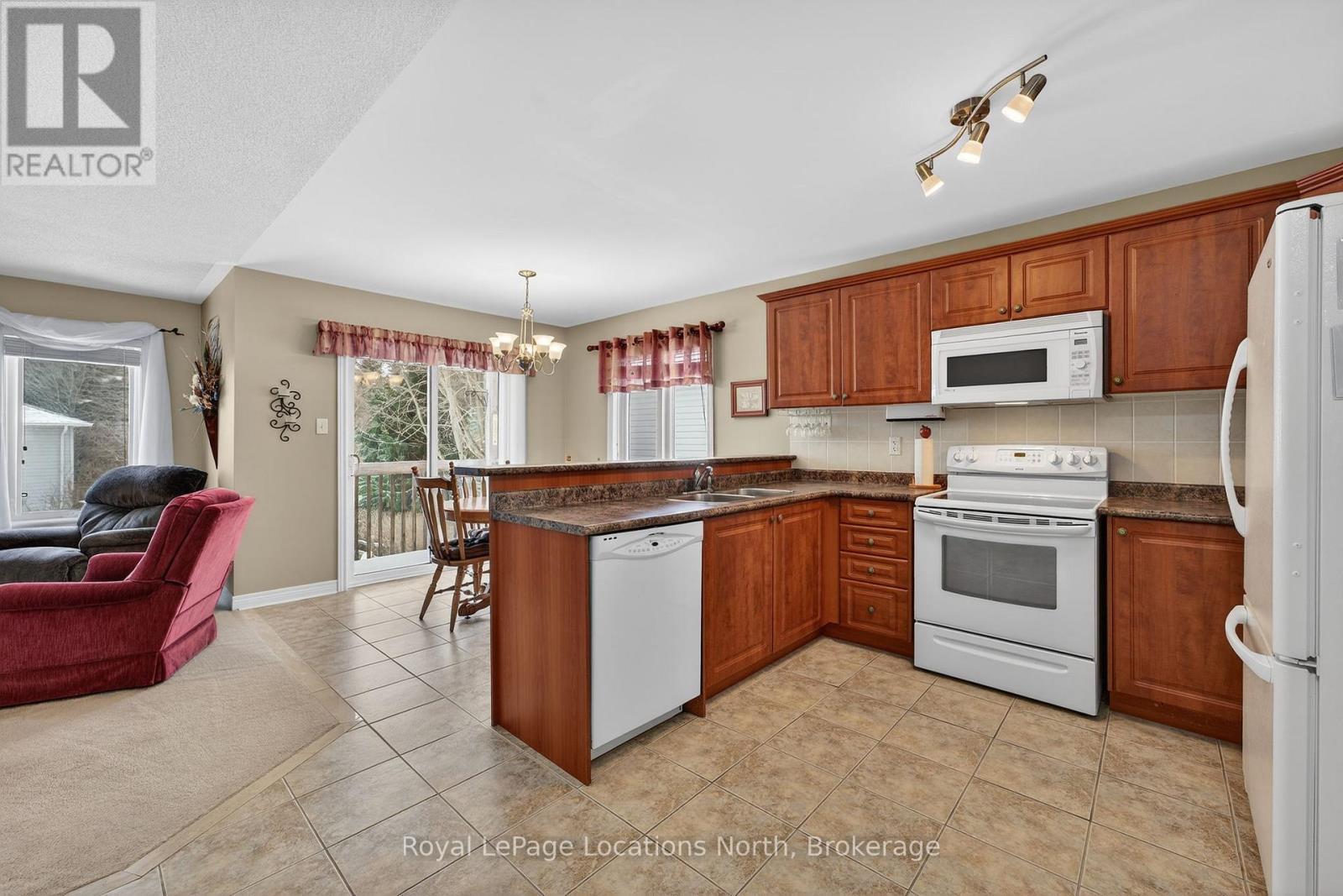 15 Princess Point Drive, Wasaga Beach, ON - Indoor Photo Showing Kitchen With Double Sink