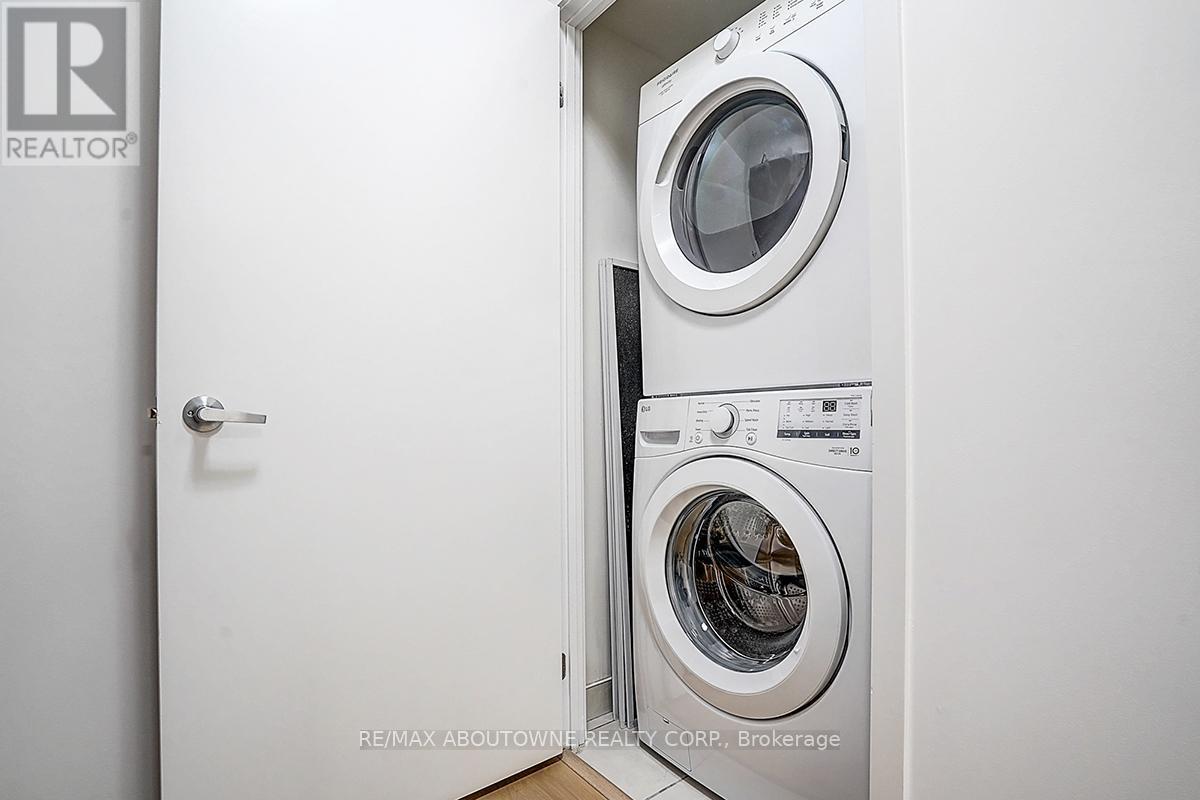 2005 - 360 Square One Drive, Mississauga, ON - Indoor Photo Showing Laundry Room