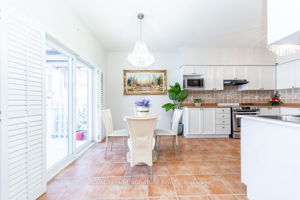 40 Tuscana Boulevard, Vaughan, ON - Indoor Photo Showing Kitchen With Upgraded Kitchen