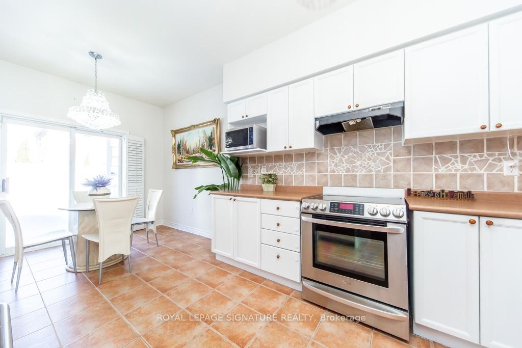 40 Tuscana Boulevard, Vaughan, ON - Indoor Photo Showing Kitchen