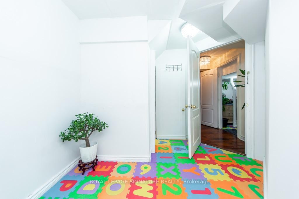 40 Tuscana Boulevard, Vaughan, ON - Indoor Photo Showing Other Room