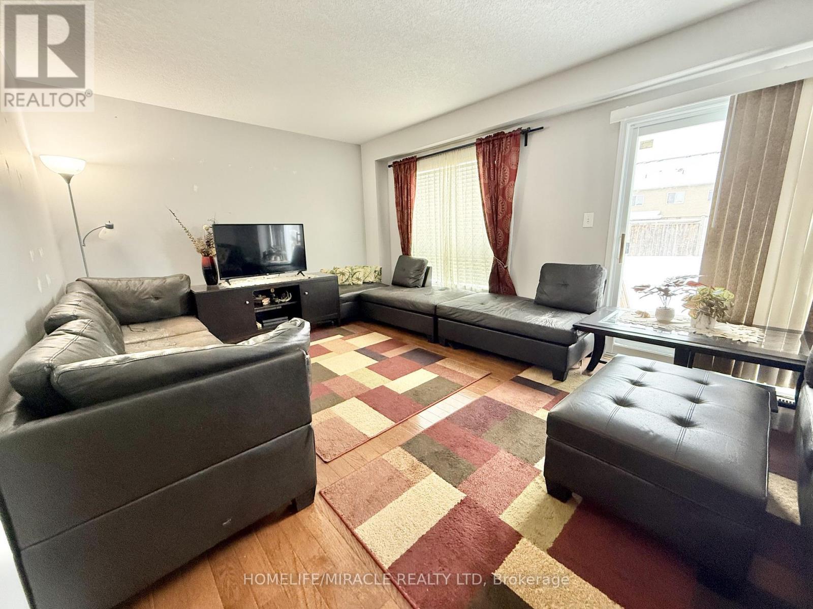 22 Madeleine Street, Kitchener, ON - Indoor Photo Showing Living Room