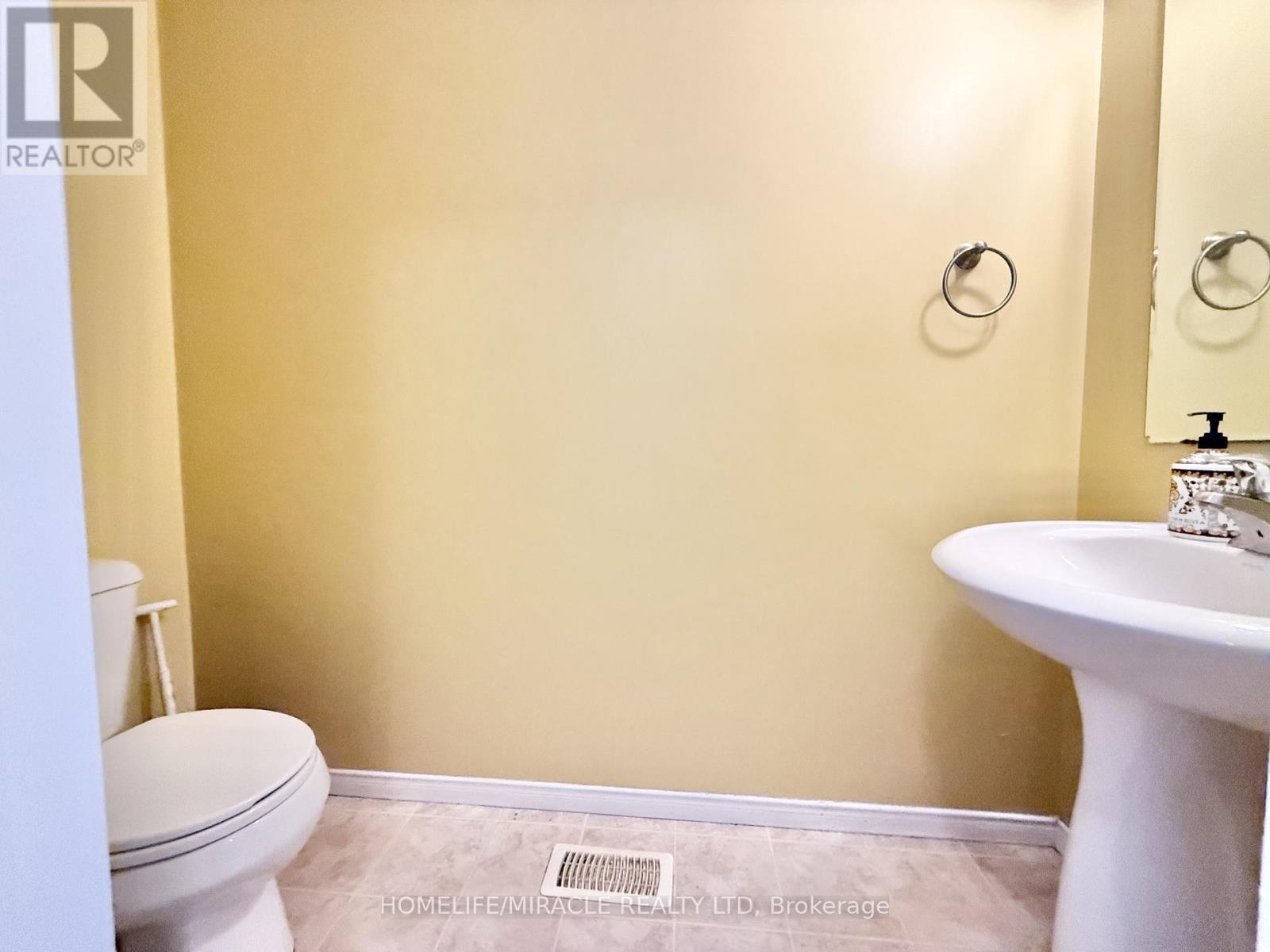 22 Madeleine Street, Kitchener, ON - Indoor Photo Showing Bathroom