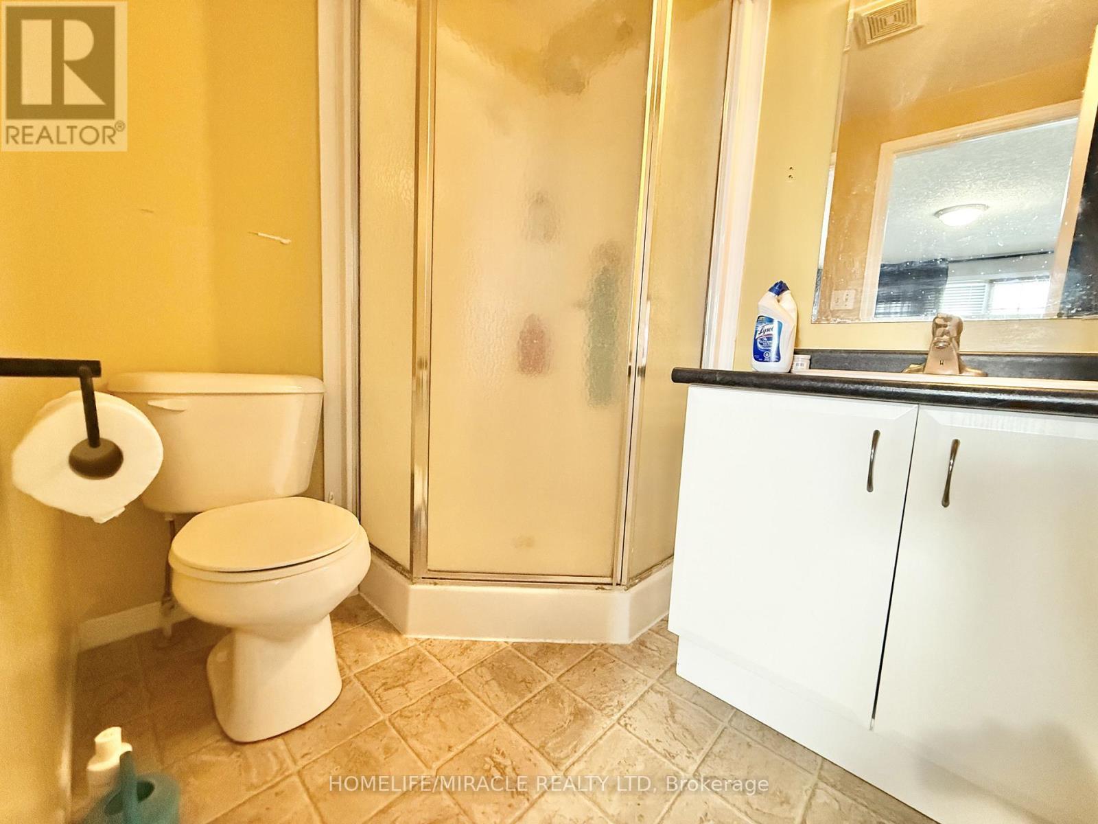 22 Madeleine Street, Kitchener, ON - Indoor Photo Showing Bathroom