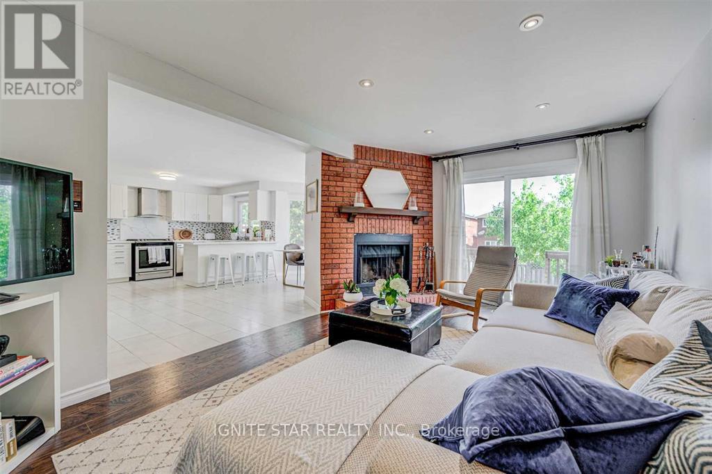 3203 Dovetail Mews, Mississauga, ON - Indoor Photo Showing Living Room With Fireplace