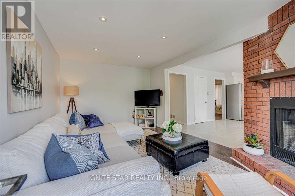 3203 Dovetail Mews, Mississauga, ON - Indoor Photo Showing Living Room With Fireplace