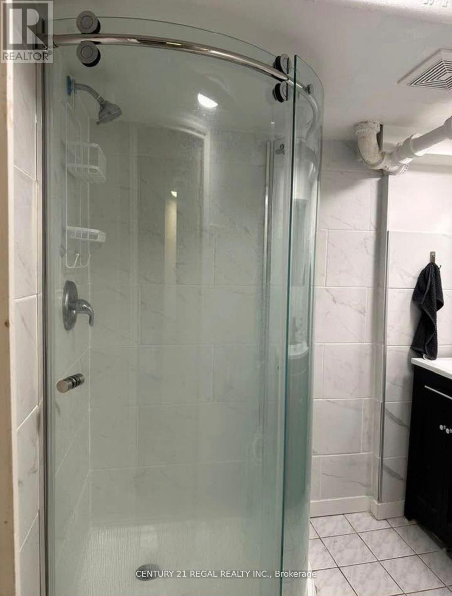 34 Dalewood Avenue, Hamilton, ON - Indoor Photo Showing Bathroom