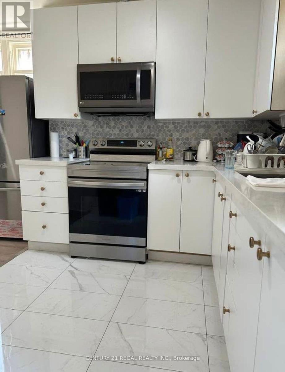 34 Dalewood Avenue, Hamilton, ON - Indoor Photo Showing Kitchen
