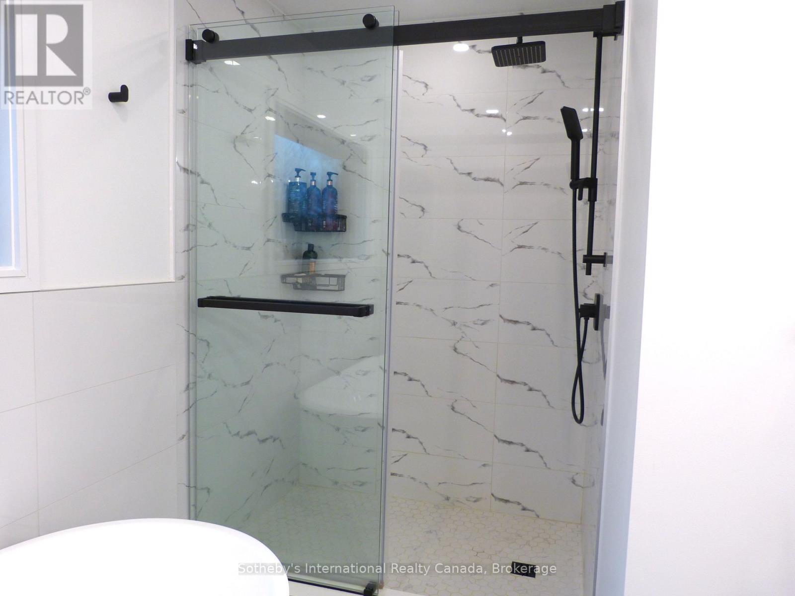 31 Slalom Gate Road, Collingwood, ON - Indoor Photo Showing Bathroom