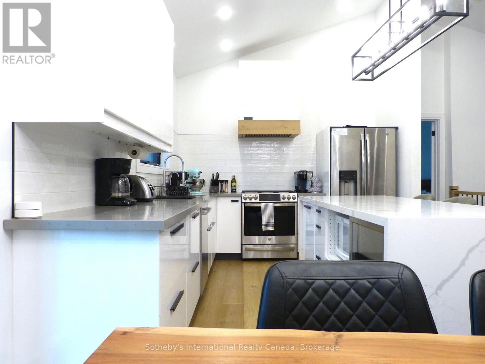 Large Kitchen - 31 Slalom Gate Road, Collingwood, ON - Indoor Photo Showing Kitchen With Upgraded Kitchen